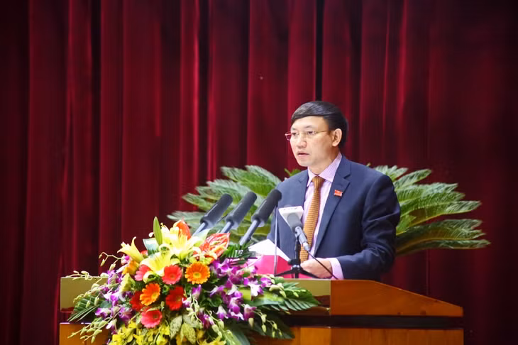 Đồng chí Nguyễn Xuân Ký, Phó Chủ tịch Thường trực HĐND tỉnh trình bày Tờ trình về Kế hoạch tổ chức các kỳ họp thường lệ của HĐND tỉnh năm 2018.