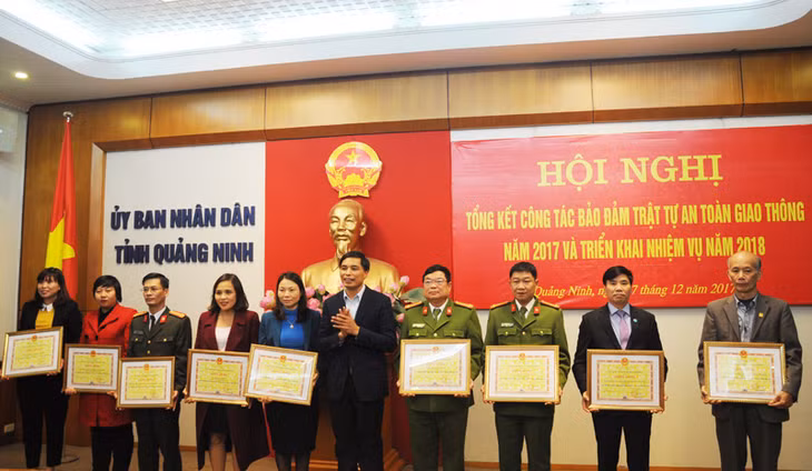 Đồng chí Vũ Văn Diện, Phó Chủ tịch UBND tỉnh, Phó Ban phụ trách Ban ATGT tỉnh trao Bằng khen của UBND tỉnh cho các tập thể và cá nhân 