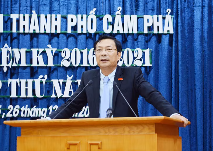 Đồng chí Nguyễn Văn Đọc, Bí thư Tỉnh ủy, Chủ tịch UBND tỉnh phát biểu chỉ đạo tại buổi khai mạc kỳ họp thứ 5 HĐND TP Cẩm Phả 