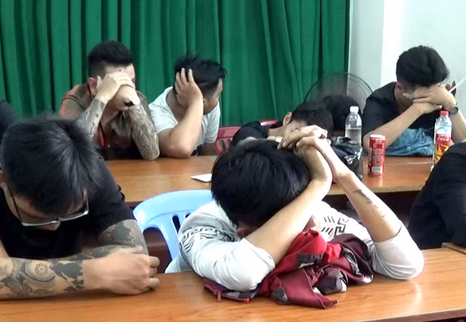 Nhiều thanh niên tay xăm trổ phê ma túy. Ảnh: Công an cung cấp.
