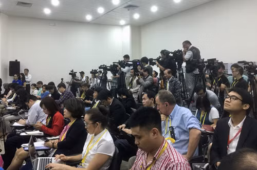 Phóng viên tác nghiệp tại Trung tâm báo chí quốc tế APEC 2017 tại Đà Nẵng. Ảnh: AN.