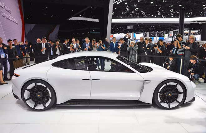 Siêu xe điện Porsche Mission E được tiết lộ thêm nhiều thông số. Ảnh: Porsche