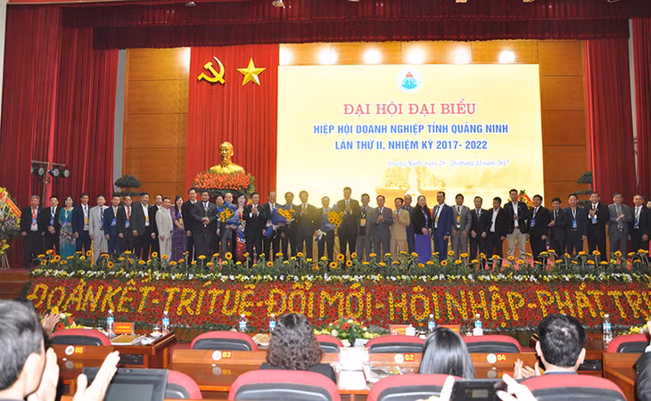 Các đồng chí lãnh đạo tỉnh, lãnh đạo VCCI Việt Nam tặng hoa chúc mừng BCH Hiệp hội doanh nghiệp tỉnh khóa mới ra mắt.