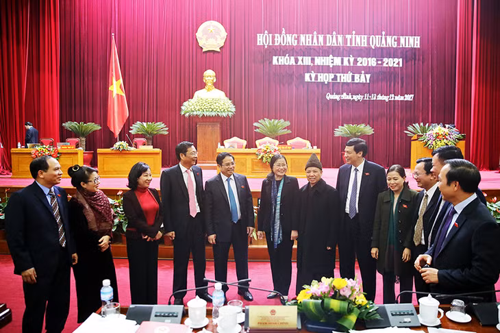 KÍnh gửi thêm ảnh HĐND (Đồng chí Phạm Minh Chính, ồng chí Phạm Minh Chính, Uỷ viên Bộ Chính trị, Bí thư T.Ư Đảng, Trưởng Ban Tổ chức T.Ư, ĐBQH tỉnh Quảng Ninh khoá XIV cùng các lãnh đạo tỉnh trò chuyện bên lề Kỳ họp.