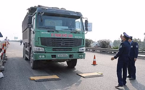 Lực lượng thanh tra giao thông Hà Nội đang kiểm tra xe quá tải trên đường. (Ảnh: VTCNews).