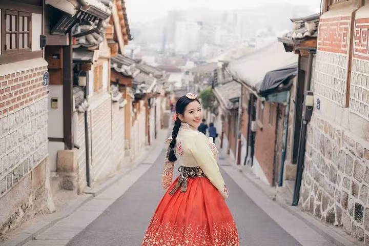 Seoul - Hàn Quốc. Hàn Quốc là điểm đến du lịch chưa bao giờ hạ nhiệt đối với du khách Việt Nam, nhất là vào dịp Tết Dương lịch. Thời gian này, không khí ở xứ sở Kim Chi tương đối mát mẻ, cảnh sắc tuyệt đẹp, ẩm thực hấp dẫn và có nhiều thiên đường mua sắm với nhiều chương trình khuyến mãi hấp dẫn sẵn sàng chờ đón du khách. 