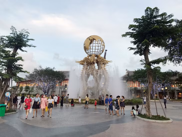 Khách du lịch tham quan Công viên Đại Dương (TP Hạ Long)