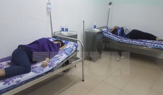 Công nhân nhập viện do bị ngộ độc thức ăn sau bữa ăn trưa. (Ảnh: Đậu Tất Thành/TTXVN)