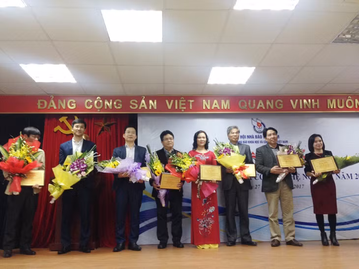 Đại diện một số lĩnh vực KHCN nổi bật nhận Kỷ niệm chương của CLB Nhà báo Khoa học công nghệ Việt Nam. (Ảnh: BL)