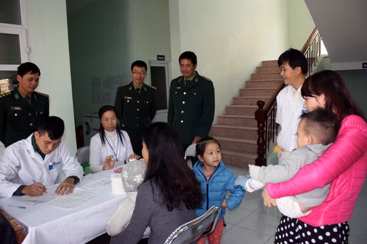 Cán bộ Đồn Biên phòng Bắc Sơn (TP Móng Cái) phối hợp tuyên truyền, vận động nhân dân xã Bắc Sơn cách phòng, trừ dịch bệnh