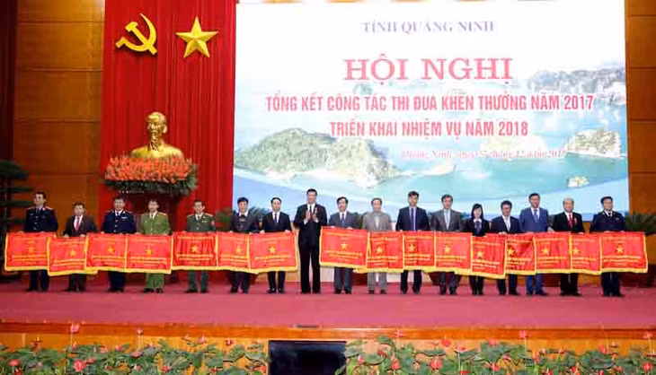 Đồng chí Nguyễn Đức Long, Phó Bí thư Tỉnh uỷ, Chủ tịch UBND tỉnh, Chủ tịch Hội đồng Thi đua – Khen thương tỉnh trao Cờ đơn vị dẫn đầu phong trào thi đua năm 2017 cho các đơn vị