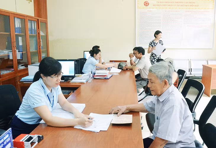 Cán bộ phường Cao Thắng giải quyết thủ tục hành chính cho công dân tại bộ phận tiếp nhận và trả kết quả hiện đại.