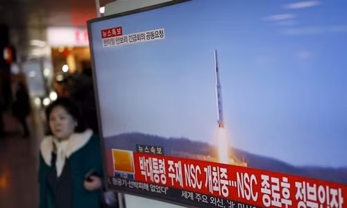 Hình ảnh vụ phóng vệ tinh của Triều Tiên tháng 2/2016 trên truyền hình Hàn Quốc. Ảnh: Reuters.