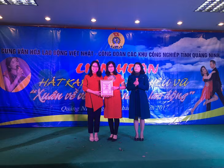 Đồng chí Đỗ Thị Ninh Hường, Phó Chủ tịch Thường trực LĐLĐ tỉnh trao giải nhất tốp ca cho Công đoàn Công ty TNHH Dầu thực vật Cái Lân.