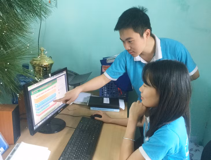 Sinh viên trường Đại học Công nghiệp Quảng Ninh đọc nội dung Nghị quyết ĐH Đoàn toàn quốc lần thứ XI thông qua hình thức infographic trên trang fanpage Tuổi trẻ Quảng Ninh.