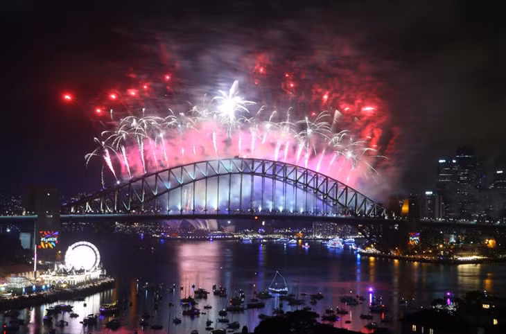  Chính quyền Sydney ước tính hàng triệu người đã đổ về khu vực cầu cảng để đón xem màn pháo hoa nghệ thuật đặc sắc thường niên trong đêm giao thừa. Ảnh: The Sun. 