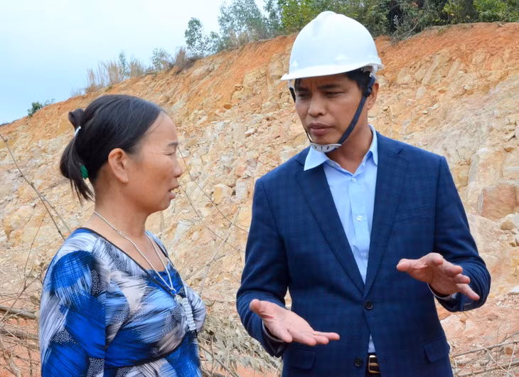 Đồngg chí Vũ Văn Diện, Phó Chủ tịch UBND trao đổi với các hộ dân phường Việt Hưng, TP Hạ Long