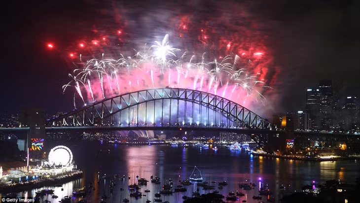  Pháo hoa rực sáng trên cầu cảng Sydney ở Australia. Ảnh: Getty Images. 