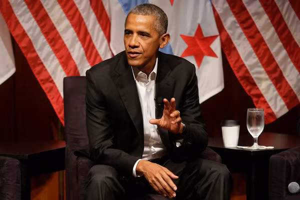 Cựu Tổng thống Barack Obama trò chuyện tại một sự kiện tổ chức ở Đại học Chicago ngày 24/4.