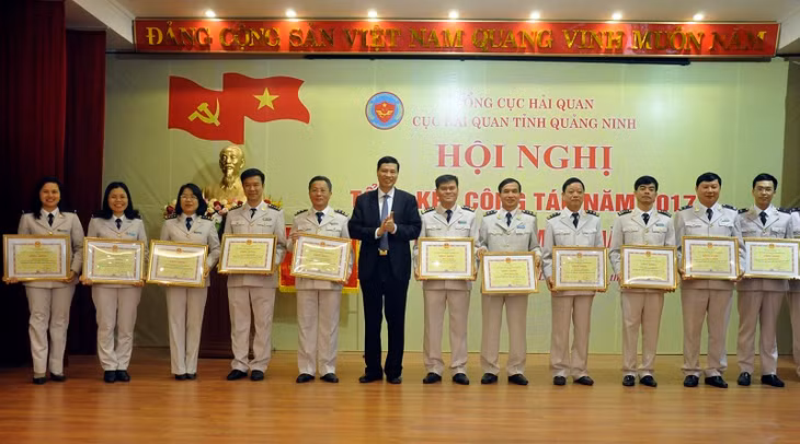 Đồng chí Chủ tịch UBND tỉnh tặng bằng khen của UBND tỉnh cho các tập thể, cá nhân.