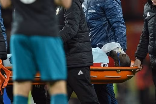  Lukaku phải dùng đến mặt nạ oxy.