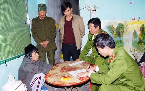 Lực lượng công an kiểm tra phòng trọ đối tượng Trung (Ảnh: Công an Hà Nam)