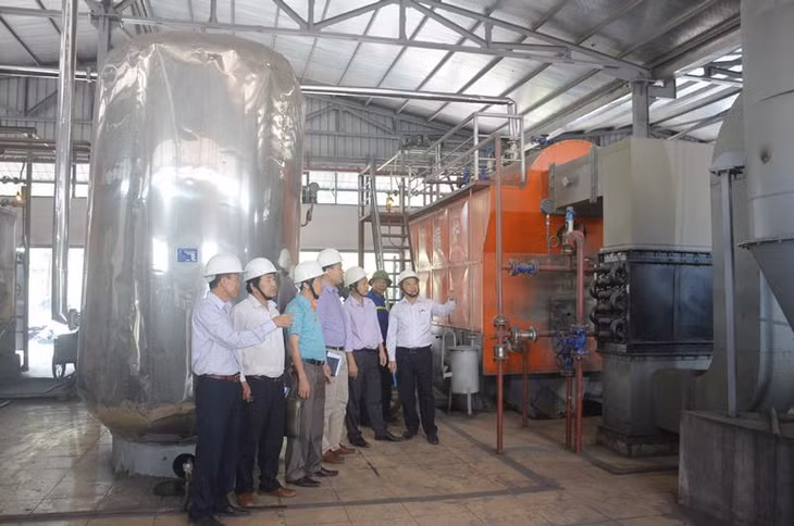Nhiều doanh nghiệp chủ động đổi mới công nghệ phục vụ phát triển sản xuất. Trong ảnh: “Sử dụng nguồn năng lượng tại chỗ thay thế năng lượng điện cho các thiết bị”