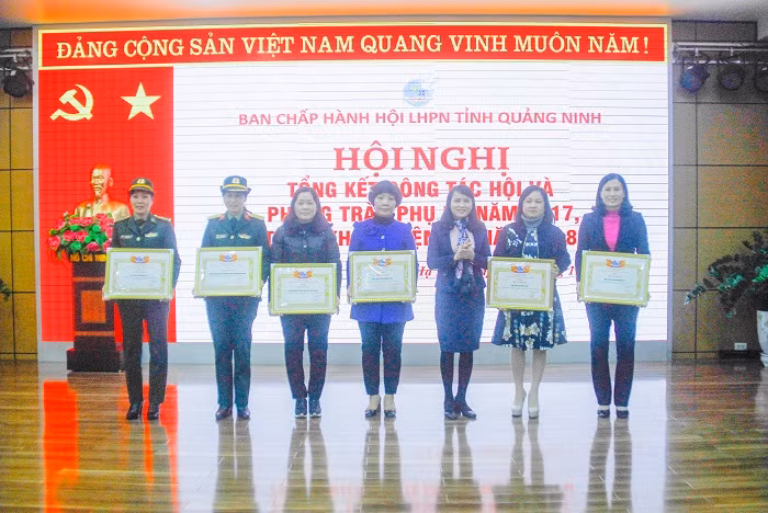Các tập thể, cá nhân có thành tích xuất sắc trong thực hiện các phong trào thi đua và nhiệm vụ công tác Hội năm 2017 nhận bằng khen của Hội LHPN tỉnh.