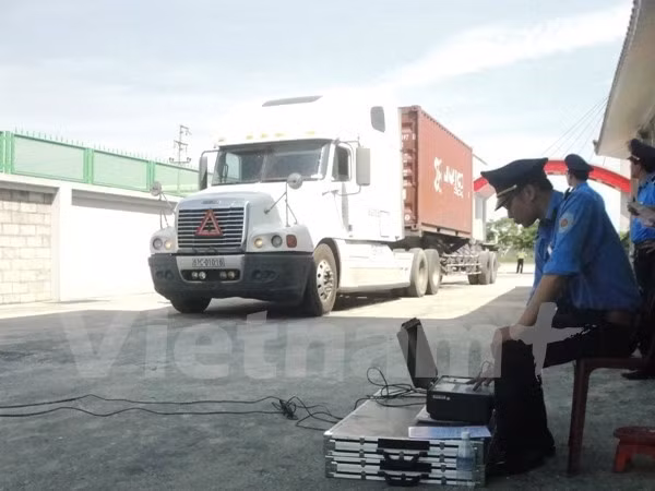 Lực lượng Thanh tra Giao thông Vận tải tiến hành kiểm soát tải trọng xe. (Ảnh: Việt Hùng/Vietnam+)