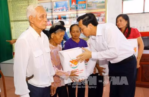 Bộ trưởng Bộ Lao động - Thương binh và Xã hội Đào Ngọc Dung tặng quà đối tượng chính sách tại xã Trực Khang, huyện Trực Ninh, tỉnh Nam Định. Ảnh: Anh Tuấn/TTXVN