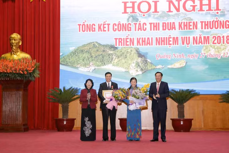 Đồng chí Đặng Thị Ngọc Thịnh, Uỷ viên T.Ư Đảng, Phó Chủ tịch nước CHXHCN Việt Nam, Phó Chủ tịch Thứ nhất Hội đồng Thi đua – Khen thưởng Trung ương trao Huân chương Lao động hạng Nhì cho đồng chí Đỗ Thị Hoàng, Phó Bí thư Thường trực Tỉnh uỷ, Nguyễn Đức Long, Phó Bí thư Tỉnh uỷ, Chủ tịch UBND tỉnh. Đồng chí Nguyễn Văn Đọc, Bí thư Tỉnh uỷ, Chủ tịch HĐND tỉnh tặng hoa chúc mừng 2 đồng chí được tăng Huân chương Lao động hạng Nhì 