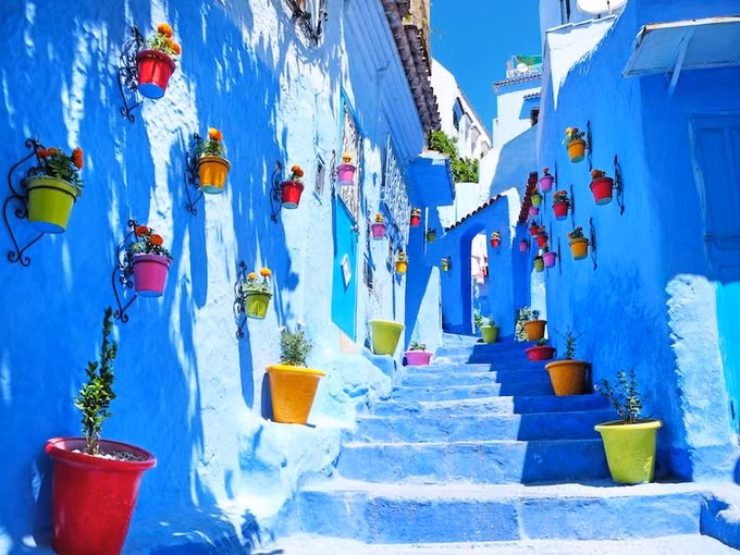 Morocco Với những ngọn núi tuyệt đẹp, bãi biển, thành phố trên những ngọn đồi hay chút khô hanh của sa mạc Sahara, đất nước giàu lịch sử và văn hóa này là điểm đến tiết kiệm đáng ghi nhận cho năm 2018. Các khách sạn 3 sao giá chỉ từ 12 USD một đêm.