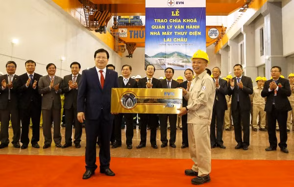 Phó Thủ tướng Trịnh Đình Dũng trao chìa khoá vận hành nhà máy Thuỷ điện Lai Châu