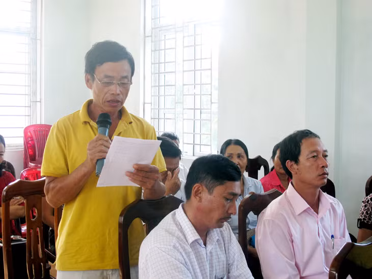 Cử tri xã Quan Lạn (huyện Vân Đồn) kiến nghị với đại biểu HĐND tỉnh tại buổi tiếp xúc trước kỳ họp thứ 4, HĐND tỉnh khoá XIII. Ảnh: Đức Bát (Cổng thông tin điện tử tỉnh)