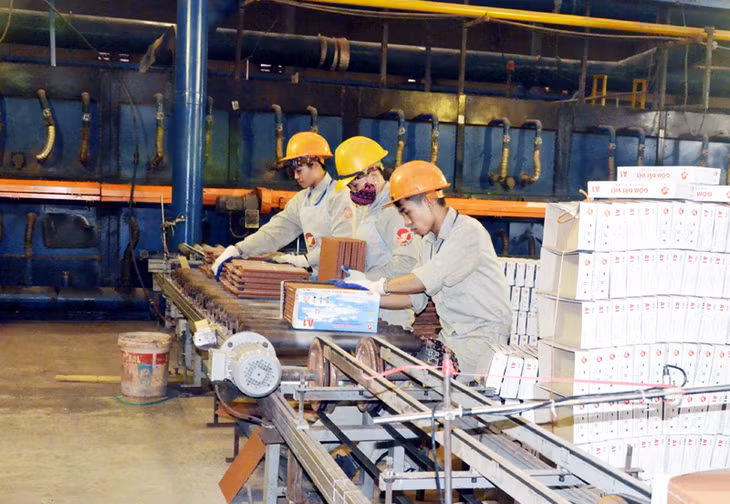 Chế độ BHXH, BHYT đảm bảo giúp người lao động gắn bó lâu dài với doanh nghiệp. Trong ảnh: Đóng gói sản phẩm tại Công ty CP Gốm Đất Việt. 