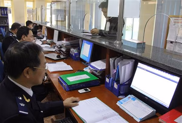 Hải quan Quảng Ninh tích cực cải cách thủ tục hành chính để thu hút doanh nghiệp đến làm thủ tục. Ảnh: Q.H