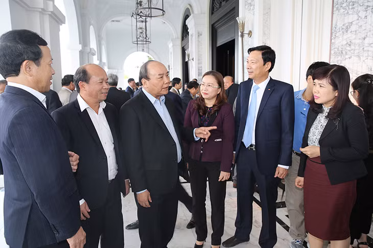 Thủ tướng Chính phủ Nguyễn Xuân Phúc trò chuyện với lãnh đạo tỉnh.