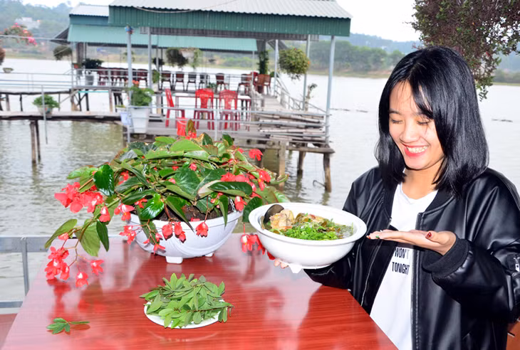 Thực khách thích thú với món canh gà lá mũn dân dã, ngon và độc đáo.
