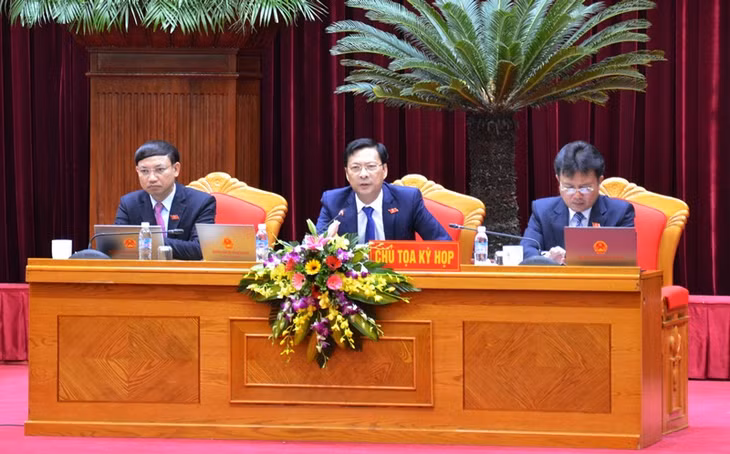 Đồng chí Nguyễn Văn Đọc, Bí thư Tỉnh ủy, Chủ tịch HĐND tỉnh, Chủ tọa kỳ họp điều hành phiên chất vấn