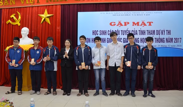 Cũng trong dịp này, Sở GD&ĐT đã tổ chức gặp mặt 88 học sinh các đội tuyển của tỉnh tham dự kỳ thi chọn học sinh giỏi quốc gia THPT năm 2017. 
