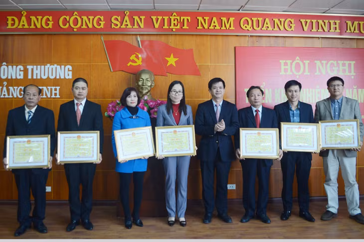Đồng chí Lê Quang Tùng, Phó Chủ tịch UBND tỉnh phát biểu chỉ đạo tại hội nghị tặng bằng khen cho các cá nhân hoàn thành xuất sắc nhiệm vụ năm 2016
