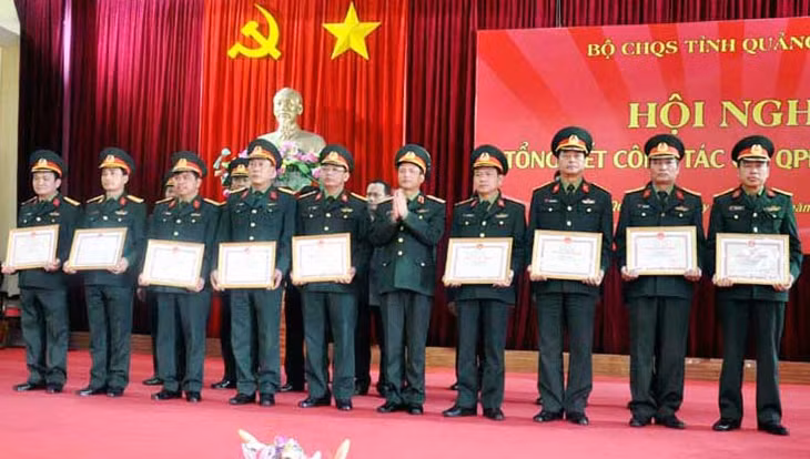 Thiếu tướng Nguyễn Hải Hưng trao cờ, bằng khen của Quân khu cho những tập thể, cá nhận thuộc Bộ CHQS tỉnh vì có thành tích xuất sắc trong công tác quân sự - quốc phòng năm 2016