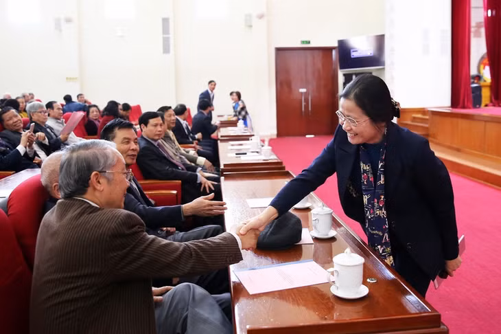 Các đồng chí lãnh đạo tỉnh gặp mặt trò chuyện cùng với các cán bộ chủ chốt đã nghỉ hưu tại cuộc gặp mặt.