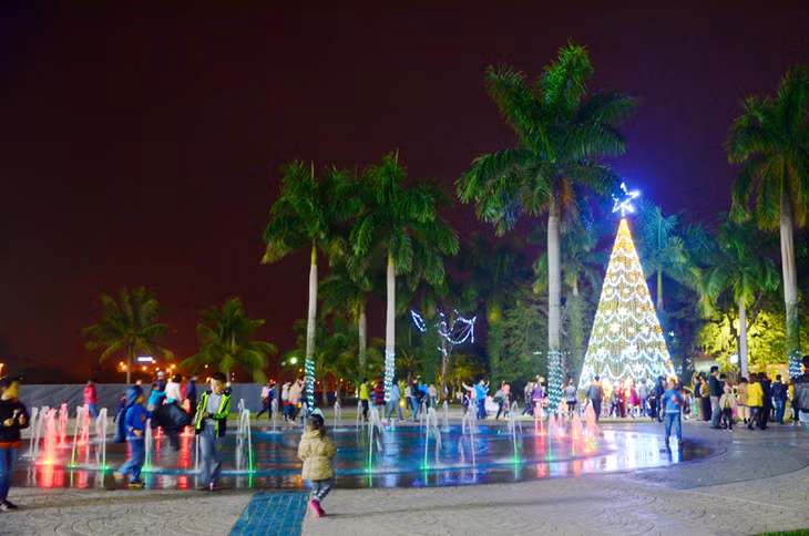 Khung cảnh rực rỡ chào đón Noel tại Khu vui chơi, giải trí Hạ Long Marine Plaza.