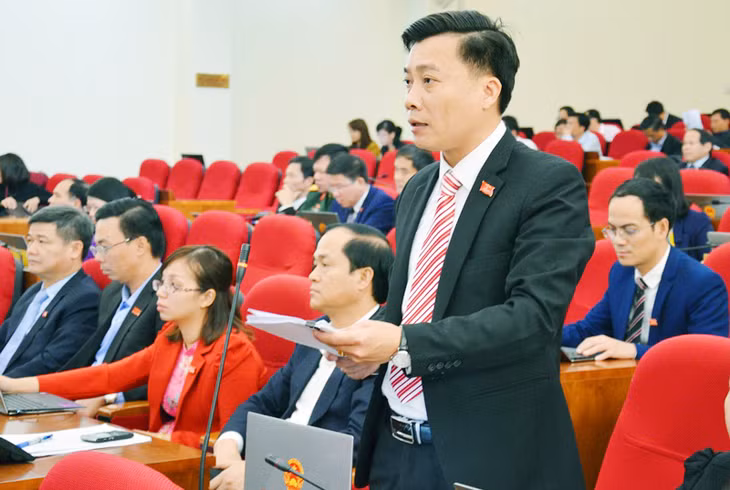 Đại biểu Ngọc Thái Hoàng, Tổ đại biểu TP Cẩm Phả, chất vấn Giám đốc Sở LĐ-TB&XH tại kỳ họp thứ 4, HĐND tỉnh khoá XIII.