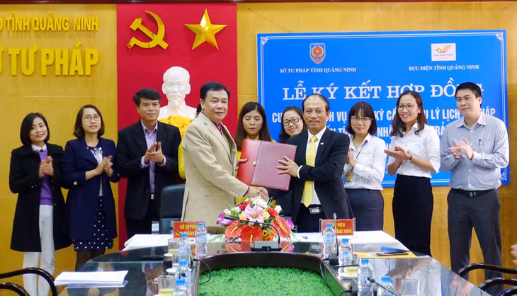Sở&nbsp;Tư&nbsp;pháp&nbsp;và Bưu điện tỉnh tổ chức ký kết hợp đồng cung cấp dịch vụ đăng ký cấp phiếu lý lịch tư pháp theo yêu cầu. Ảnh: Lê Mạnh (Sở Tư pháp)