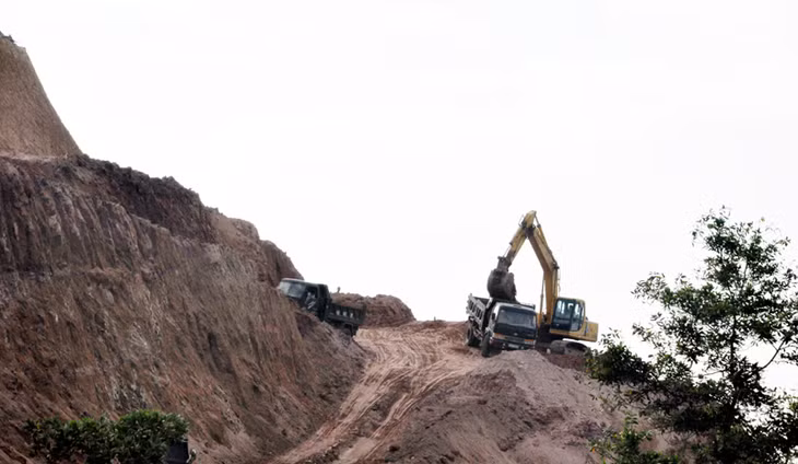 Bóc xúc đất đá xây dựng bãi tập huấn tìm kiếm cứu nạn.
