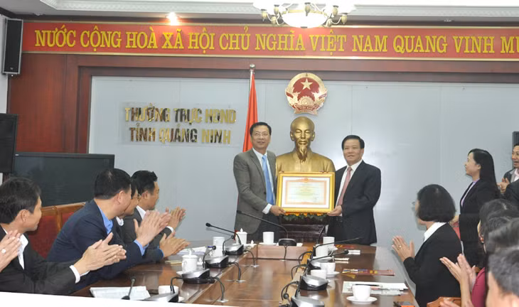 Thừa ủy quyền của Thủ tướng Chính phủ, đồng chí Nguyễn Văn Đọc, Bí thư Tỉnh ủy, Chủ tịch HĐND tỉnh đã trao Bằng khen của Thủ tướng Chính phủ cho đồng chí Nguyễn Như Hiền vì đã có thành tích trong tổ chức bầu cử ĐBQH khóa XIV và đại biểu HĐND các cấp, nhiệm kỳ 2016-2021.