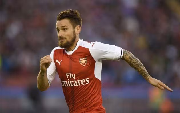  Debuchy không còn cơ hội ở Arsenal.