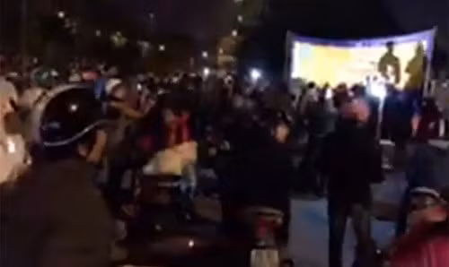 Sân khấu trở nên náo nhiệt khi Mỹ Tâm xuất hiện.
